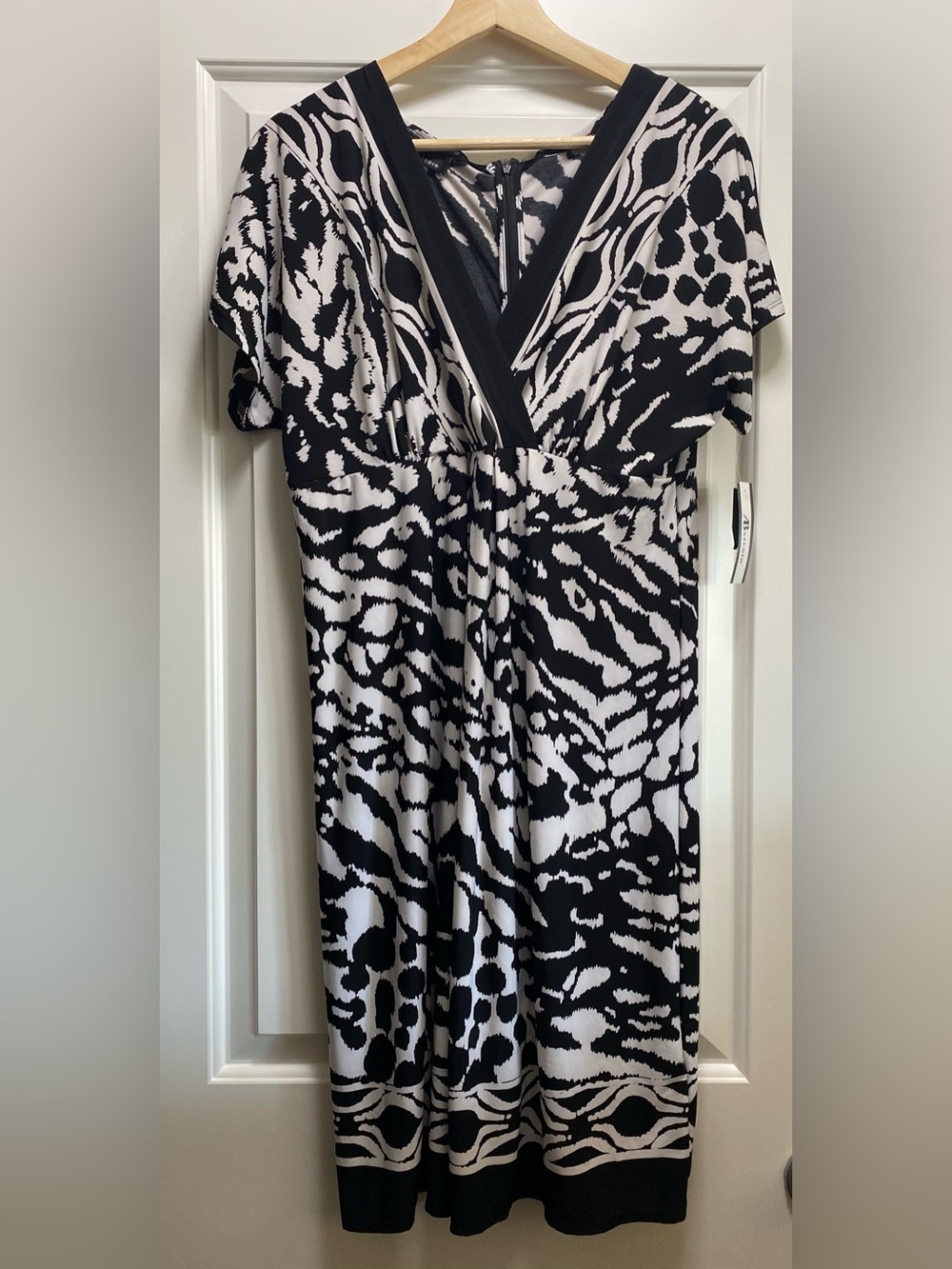 NWT AB Studio L Black and White Full Zip V Dress